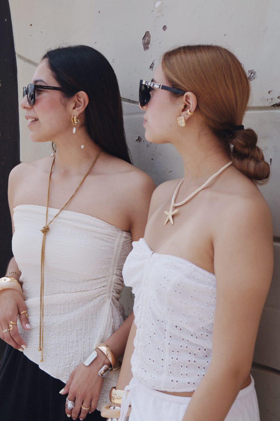 Dos integrantes de la comunidad Nude con piezas del drop