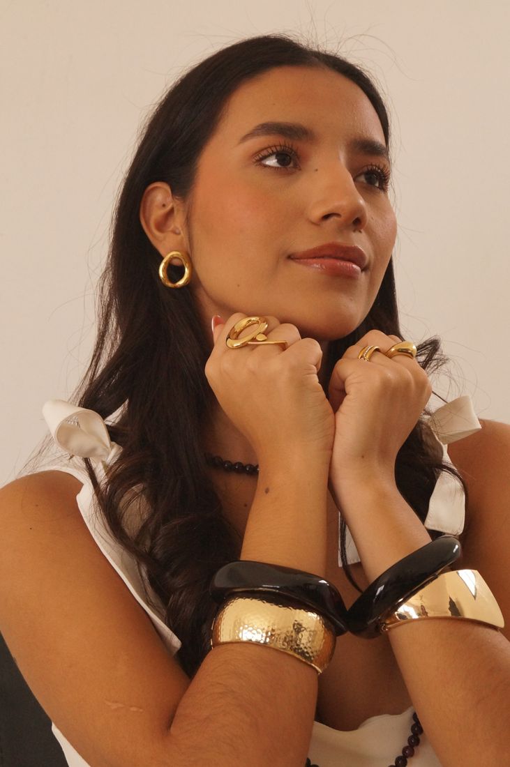 Manos con anillos y pulseras del drop