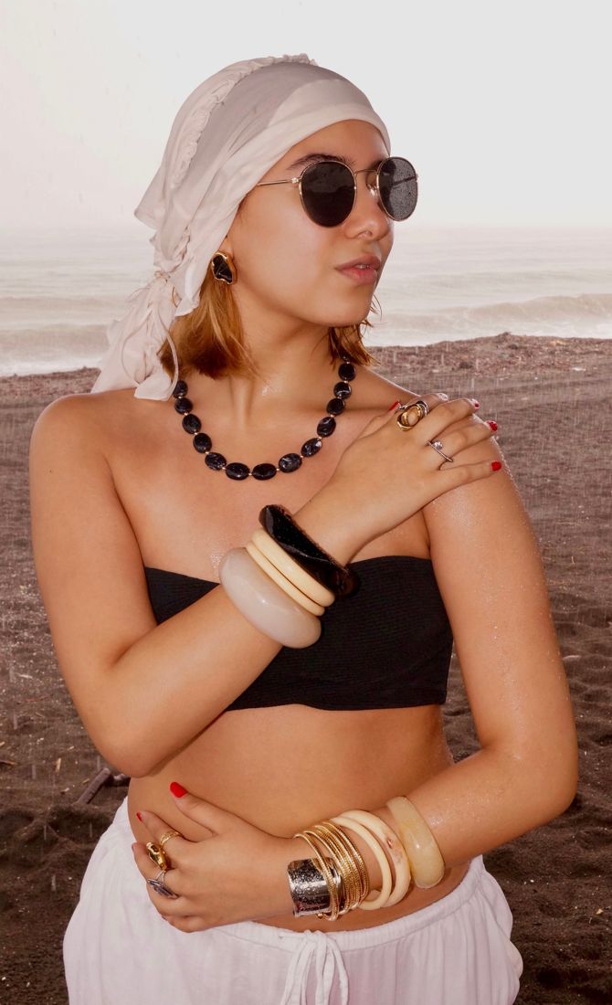 Modelo en la playa con el collar Siena de cuentas y pulseras Milano