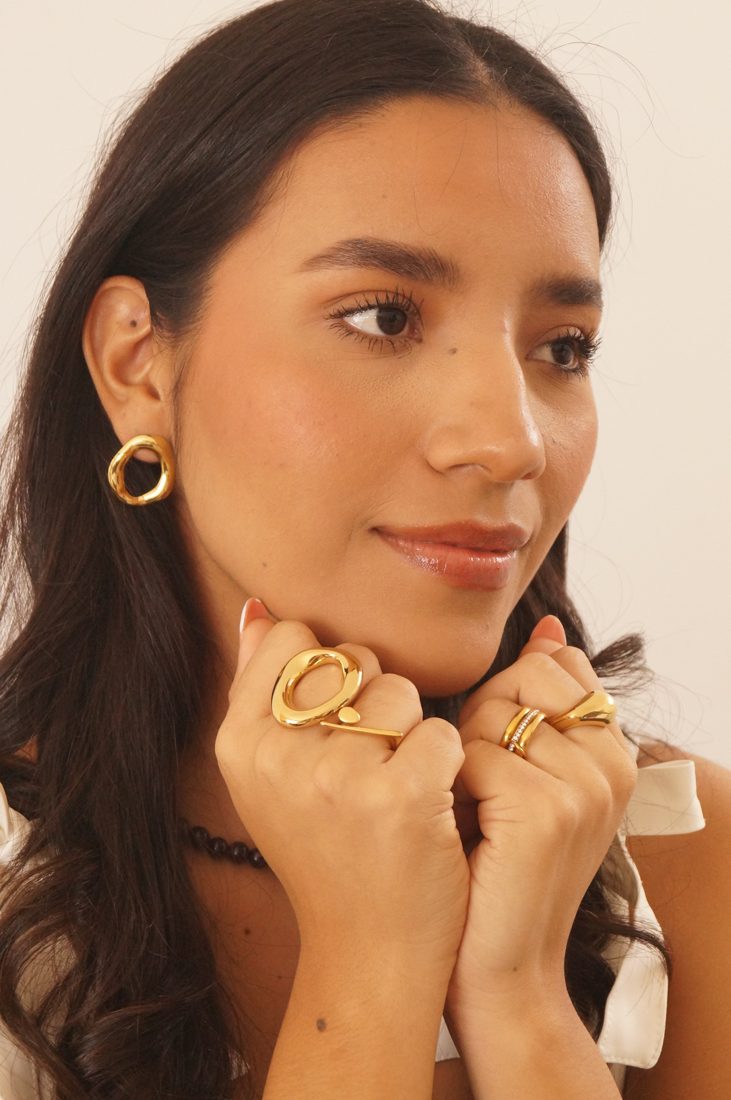 Modelo con aretes Oru dorados