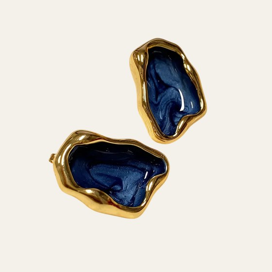 Aretes Nala en esmalte azul con borde dorado