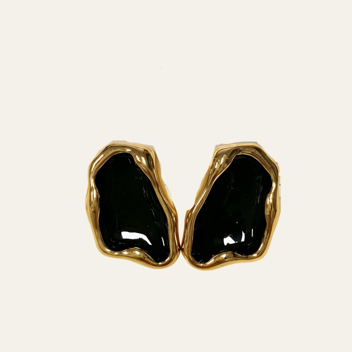 Aretes Nala en esmalte negro con borde dorado