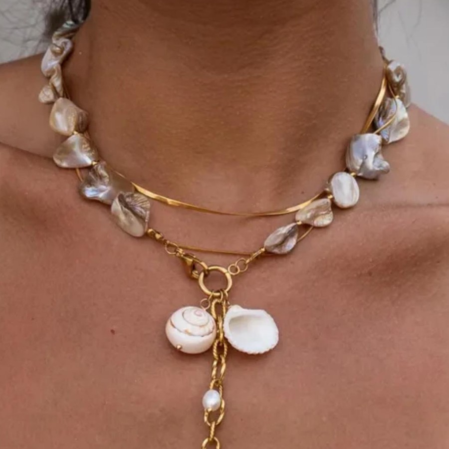 Collar Marfil de conchas y estrella, puesto