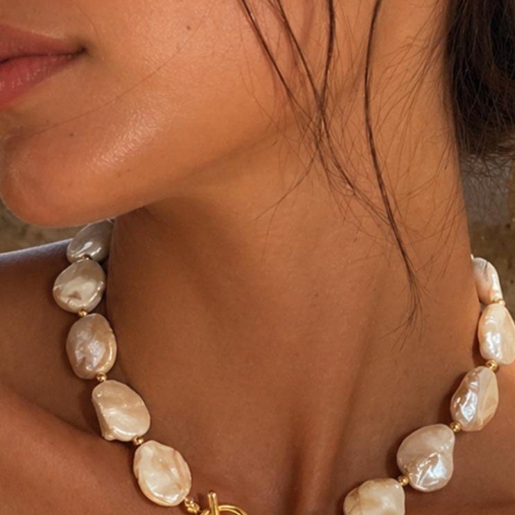 Collar Nar choker de perlas barrocas, puesto