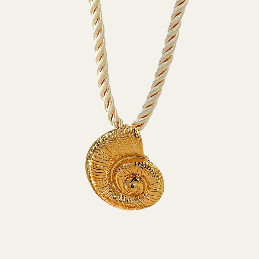 Collar Zen con caracol dorado en cordón