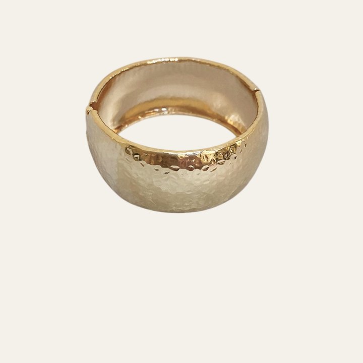 Pulsera Gaia bangle ancho martillado